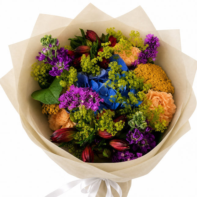 Bunte Herbstblumen mit Hortensien in den Regenbogenfarben