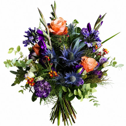 Blumenstrauss mit apricot Rosen, blauen Disteln und violetten Blüten