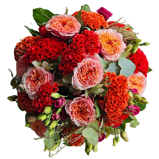 Rouge Romance Blumenstrauss mit Rosen Celosien Lisianthus und Eukalyptus