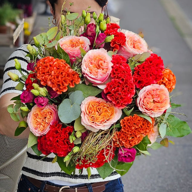Rouge Romance Blumenstrauss mit Rosen Celosien Lisianthus und Eukalyptus