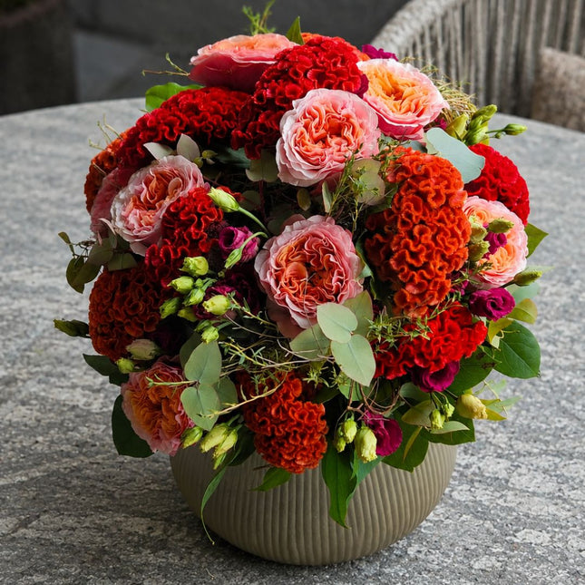 Rouge Romance Blumenstrauss mit Rosen Celosien Lisianthus und Eukalyptus