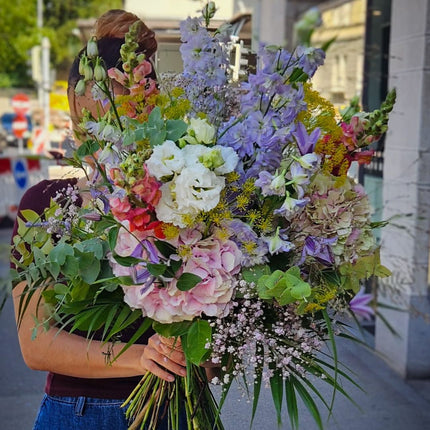Rosa violetter Blumenstrauss mit Hortensien, Delphinium und Lisianthus Zürich