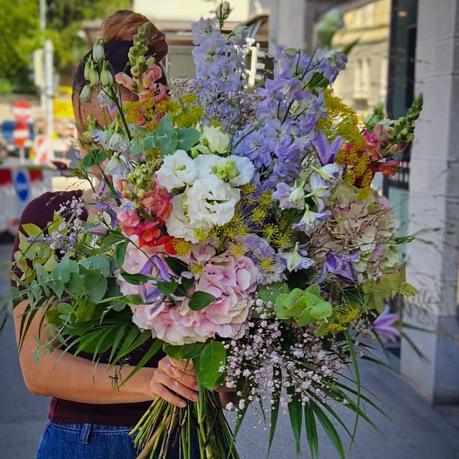 Rosa violetter Blumenstrauss mit Hortensien, Delphinium und Lisianthus Zürich