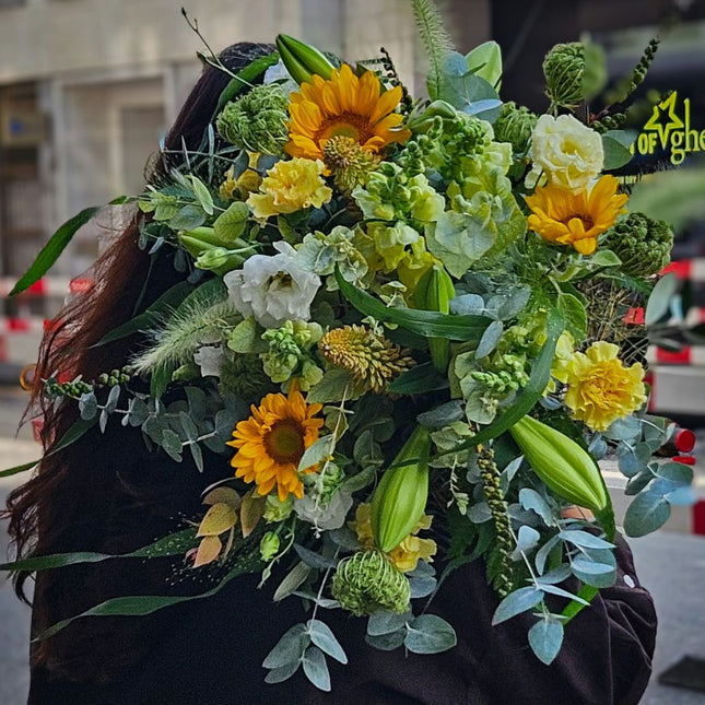 Üppiger Blumenstrauss mit Sonnenblumen, gelben Nelken, weissen Blüten, Lilien, Eukalyptus und saisonalem Grün