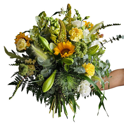 Üppiger Blumenstrauss mit Sonnenblumen, gelben Nelken, weissen Blüten, Lilien, Eukalyptus und saisonalem Grün