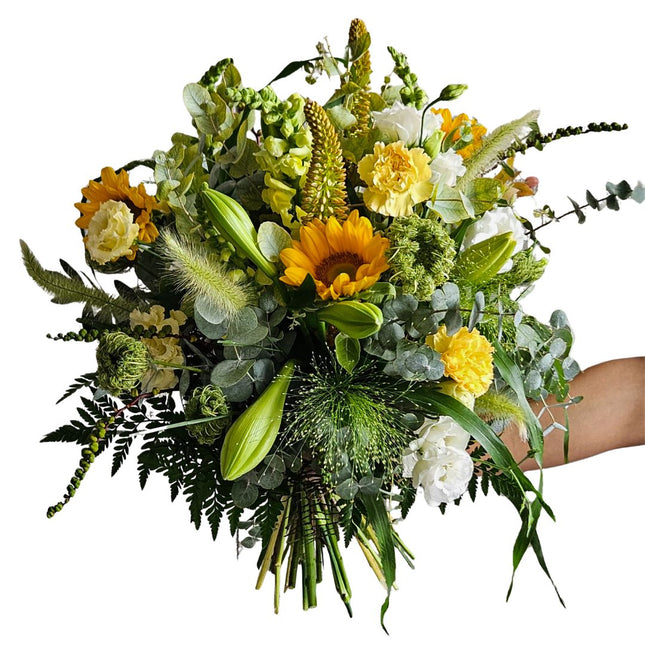 Üppiger Blumenstrauss mit Sonnenblumen, gelben Nelken, weissen Blüten, Lilien, Eukalyptus und saisonalem Grün