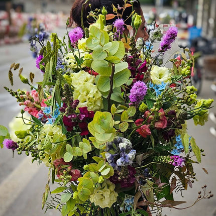 Blumenstrauss Wiesenpoesie mit blauen, rosa, violetten und cremefarbenen Blüten