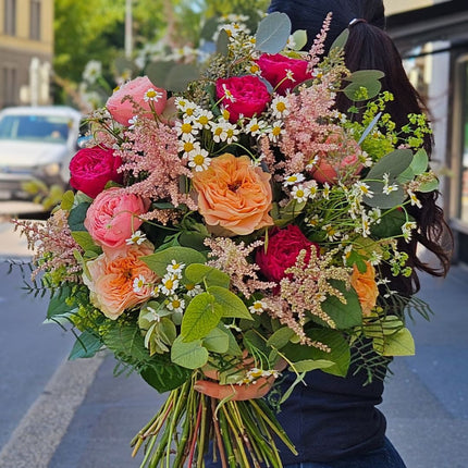 Blumenstrauss Wild Romance mit Rosen, Kamille und saisonalen Blüten