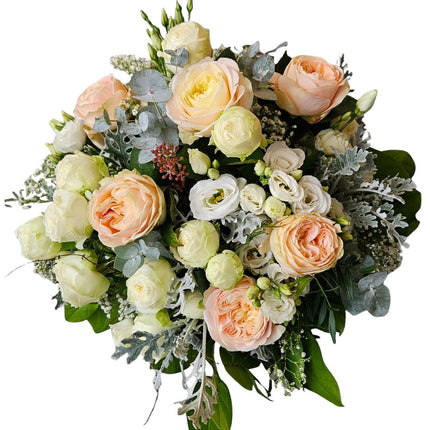 Rosa Rosenstrauss mit Polyantha Rosen  creme und saisonalen Blumen