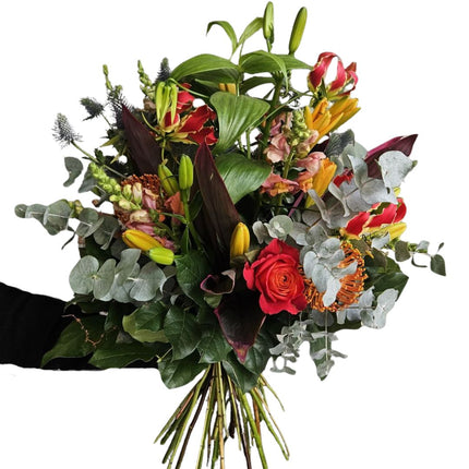Blumenstrauss mit roten und orangen Blumen, Rosen, Lilien und Eukalyptus