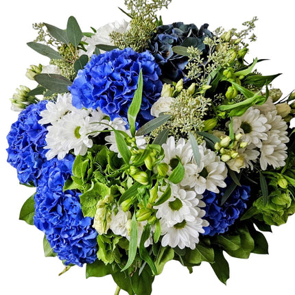 Blumenstrauss mit blauen grünen Hortensien weissem Lisianthus und Chrysanthemen