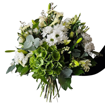 Grün weisser Herbststrauss mit Hortensien Lilien Chrysanthemen und Eukalyptus