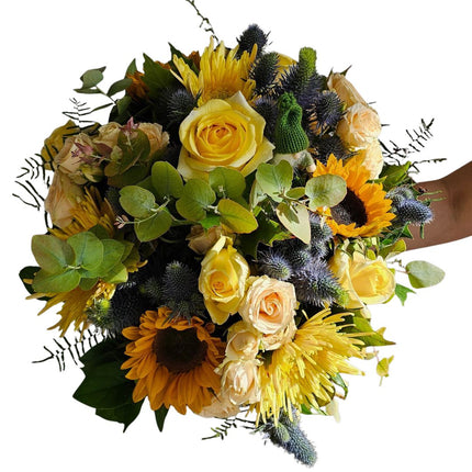 **Alt Text:**
Herbstgold Blumenstrauss mit Sonnenblumen, Rosen, Disteln und Eukalyptus