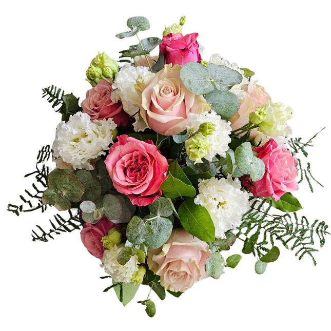 Soft Romance Blumenstrauss mit rosa Rosen weissen Blüten und Eukalyptus