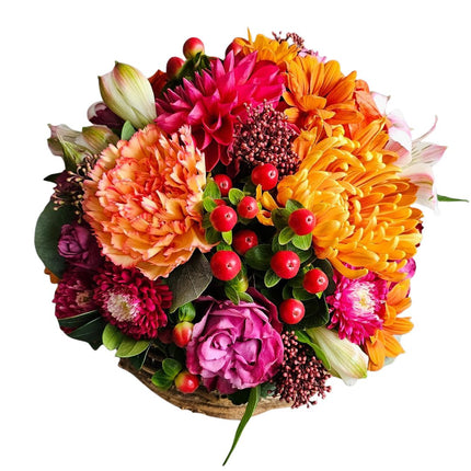 Herbstlicher Blumenkorb mit Chrysanthemen, Hybericum und saisonalem Beiwerk in warmen Herbstfarben
