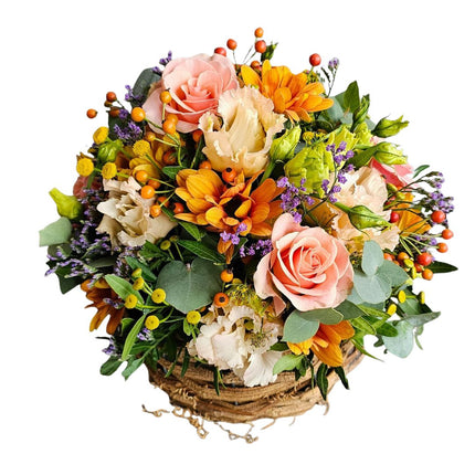 Herbstlicher Blumenkorb mit Rosen Lisinthus und Hagebutten