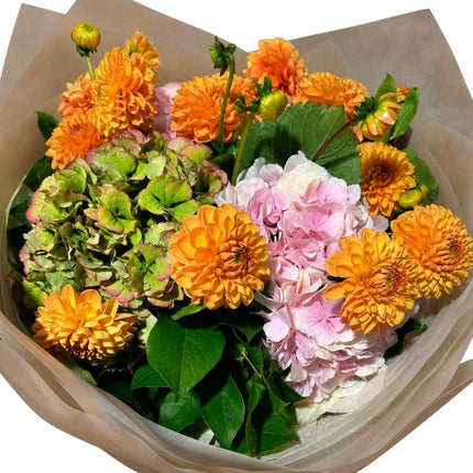 Blumenstrauss mit orangefarbenen Dahlien, rosa Hortensien und grünem Beiwerk