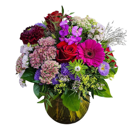 Bunter Herbststrauss mit roten, rosa, lila und grünen saisonalen Blumen