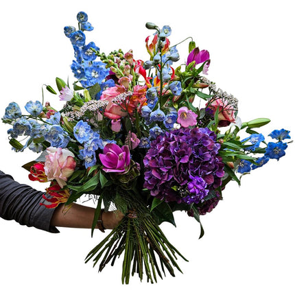 Flower Dream Blumenstrauss mit Hortensien, Rittersporn und Rosen in Blau, Violett und Rosa