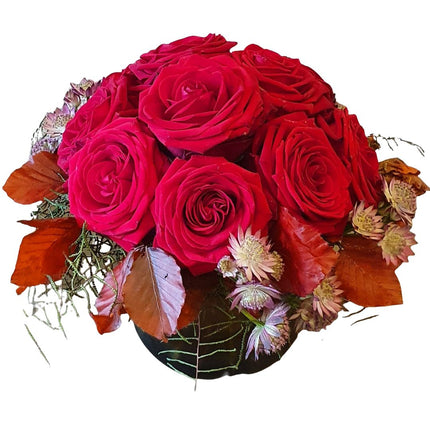 Herbstromanze Blumenstrauss mit roten Rosen und herbstlichen Blättern