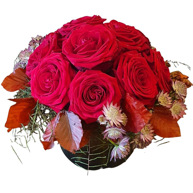 Herbstromanze Blumenstrauss mit roten Rosen und herbstlichen Blättern