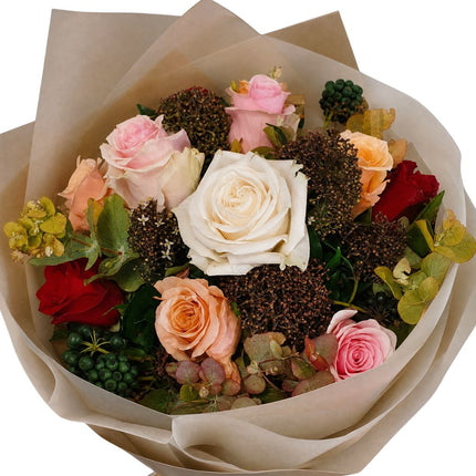 Eleganter Blumenstrauss mit Rosen, Skimmia, Efeu und Eukalyptus