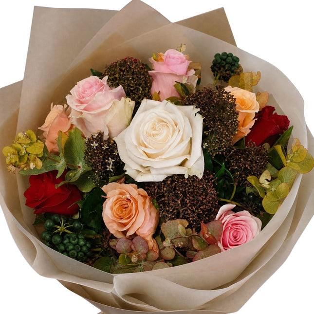 Eleganter Blumenstrauss mit Rosen, Skimmia, Efeu und Eukalyptus
