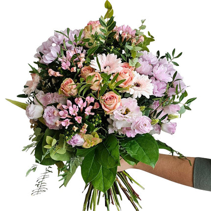 Pastellfarbener Blumenstrauss mit Chrysanthemen und Rosen und Gerbera