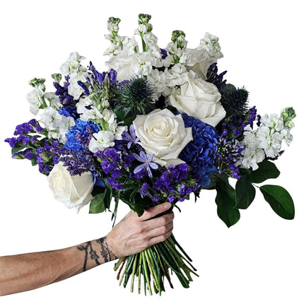 Blumenstrauss mit weissen Rosen und blauen und violetten Blüten