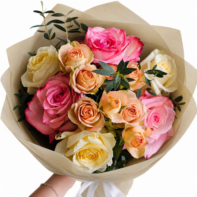 Rosenstrauss mit rosa, creme und lachsfarbenen Rosen und Polyantharosen, elegant handgebunden, Geschenkidee Zürich