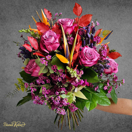 Herbstlicher Blumenstrauss mit pinken Rosen, Eukalyptus und saisonalen Blüten frisch geliefert in Zürich