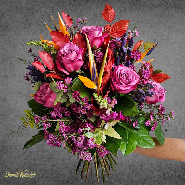Herbstlicher Blumenstrauss mit pinken Rosen, Eukalyptus und saisonalen Blüten frisch geliefert in Zürich