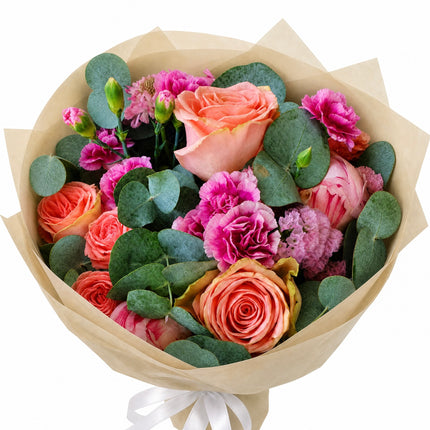 Tüte voller Blüten mit Rosen Nelken und Eukalyptus
