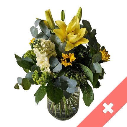 Schweizer Sonne Blumenstrauss mit Sonnenblumen und gelben Lilien