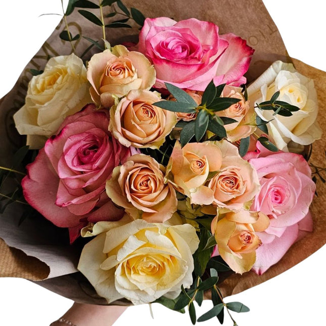 Rosenstrauss mit rosa, creme und lachsfarbenen Rosen und Polyantharosen, elegant handgebunden, Geschenkidee Zürich