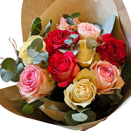 Roses Surprise Blumenstrauss mit bunten Rosen und Eukalyptus frisch gebunden online kaufen