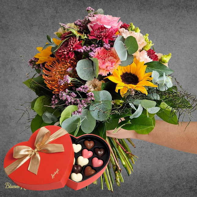 Bunter Herbststrauss mit saisonalen Blumen wie Sonnenblumen und Nutans liebevoll gebunden und direkt nach Hause geliefert in Zürich und Umgebung mit Sprüngli Schokolade