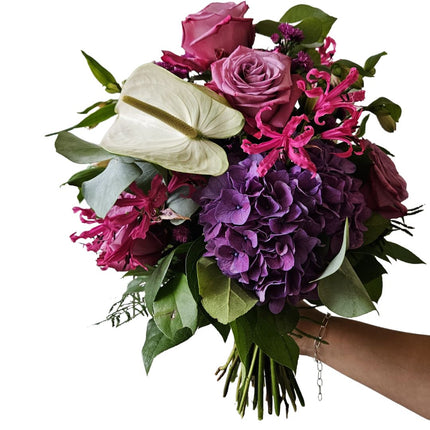 Keep Smiling Blumenstrauss mit Hortensien, Anthurien und Rosen in Grün-, Violett- und Rosatönen – Blumenlieferung Zürich
